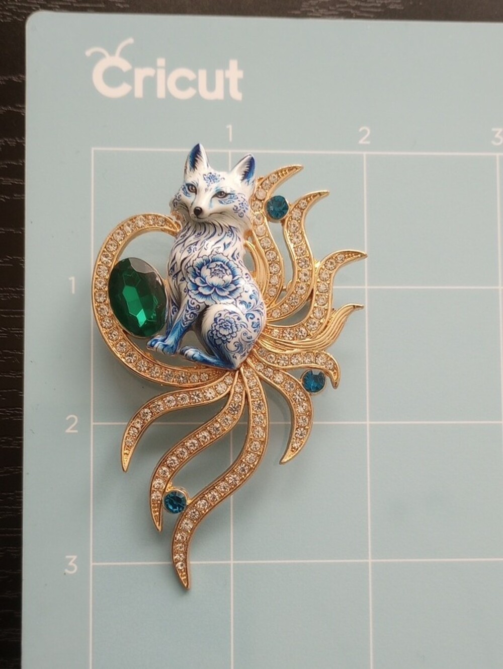 Blue White Delft Floral Fox Gold-Tone Brooch Pin with Emerald Accents - Picture 4 of 4